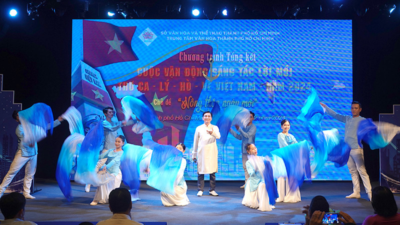 Tác phẩm "Người chiến sĩ em yêu" của Trần Thanh Quang đoạt giải Nhất thể loại lý-hò-vè được trình bày bởi chính tác giả.