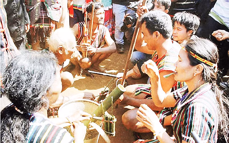 Màn hát đối đáp và trao tặng vật phẩm tại nghi thức đón bạn trong lễ hội của người M'Nông.