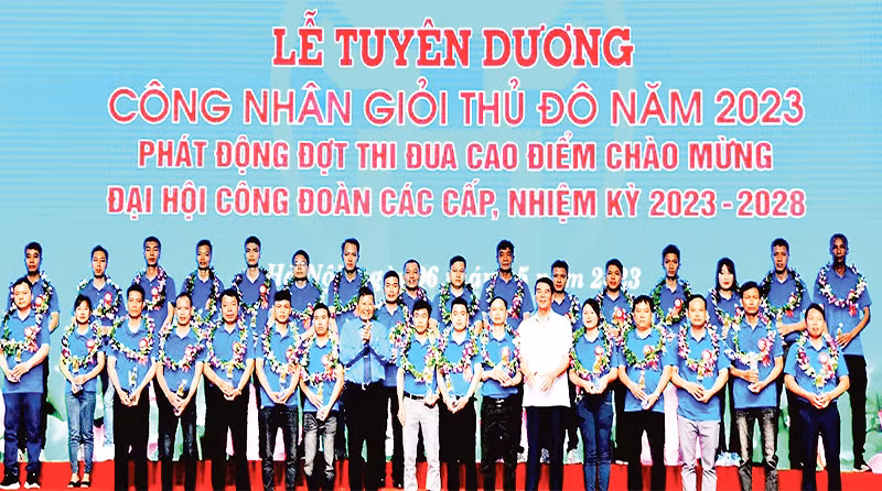 Lãnh đạo Tổng Liên đoàn Lao động Việt Nam trao biểu trưng và hoa cho Công nhân giỏi Thủ đô năm 2023. (Ảnh THẾ CÔNG)