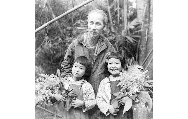 Bác Hồ và hai cháu Đặng Minh Châu và Vũ Thu Giang. Ảnh | TL 