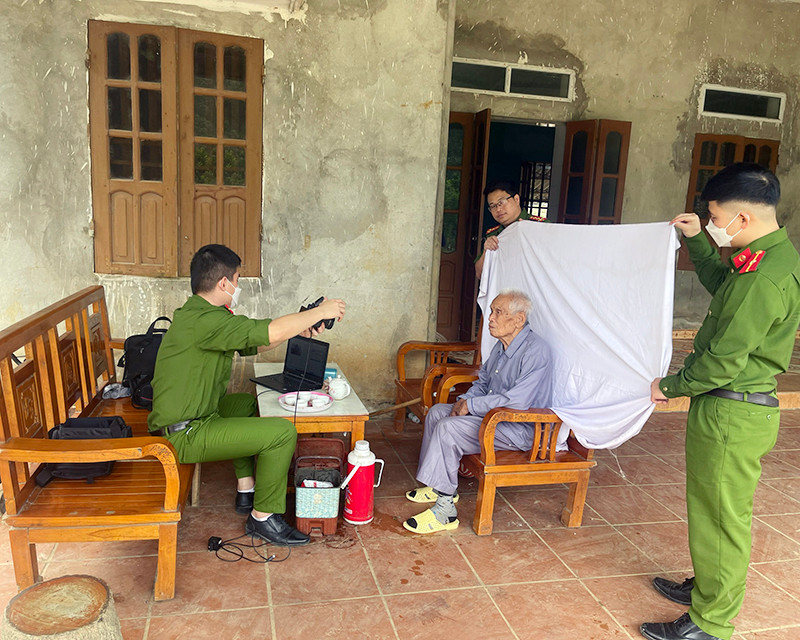 Công an huyện Yên Thủy (Hòa Bình) hỗ trợ người già làm căn cước công dân tại nhà.