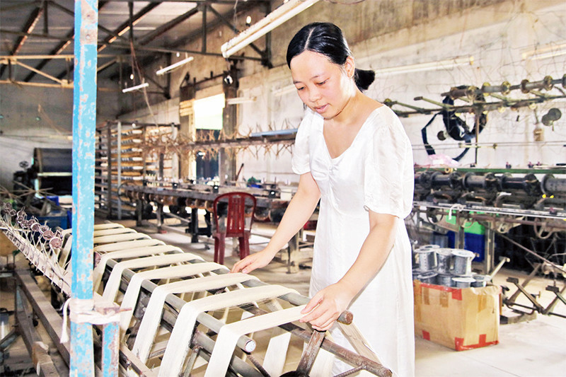 Chị Trần Thị Yến kiểm tra guồng tơ vừa quay xong.