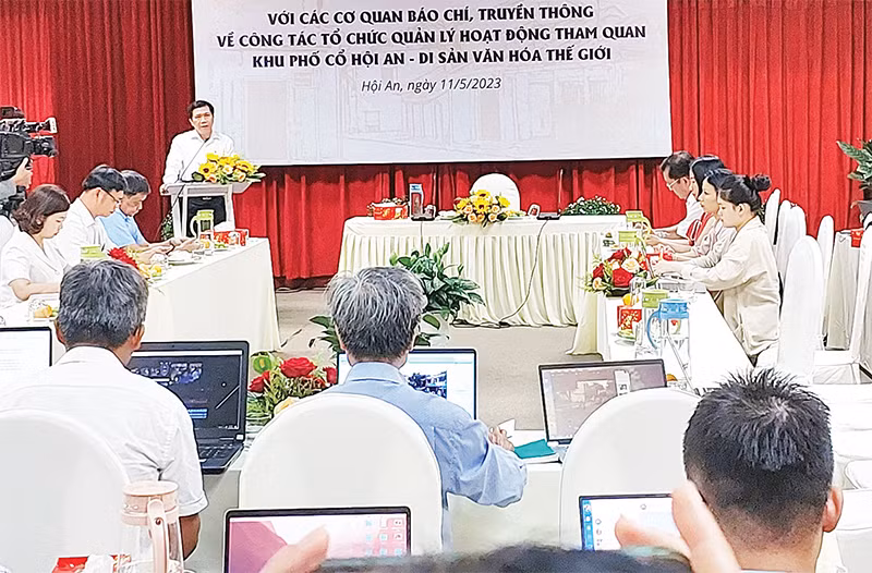 Lãnh đạo thành phố Hội An trao đổi với các cơ quan báo chí về một số giải pháp quản lý hoạt động tham quan nhằm giảm áp lực lên Khu phố cổ Hội An.