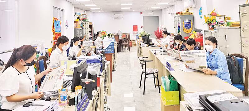 Giờ đọc báo sáng thứ hai hằng tuần tại Ủy ban nhân dân Phường 14, Quận 5.