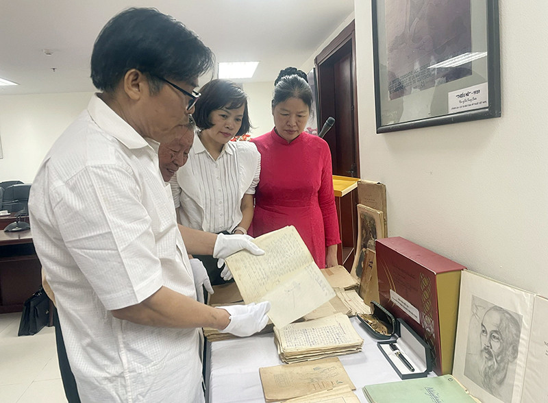 Ông Bùi Sơn Định giới thiệu một số bản thảo viết tay, đánh máy các tác phẩm viết về Chủ tịch Hồ Chí Minh của nhà văn Sơn Tùng.