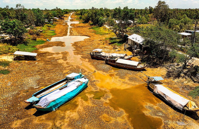 Nắng hạn kéo dài khiến sông ngòi, kênh rạch ở Cà Mau khô cạn đáy. Ảnh: Nguyễn Thanh Dũng