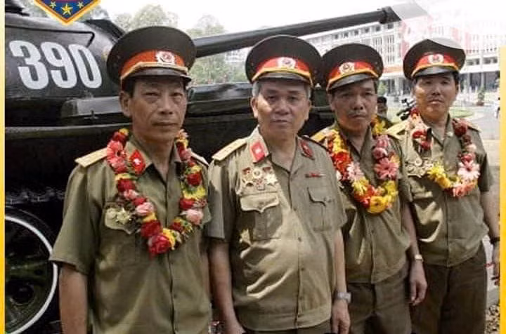 Bốn cựu chiến binh bên chiếc xe tăng 390. Ảnh: NVCC