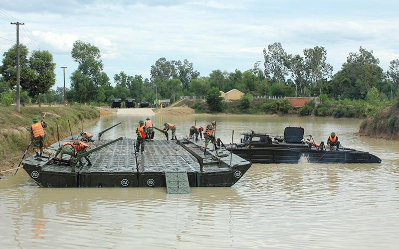 Bộ đội Lữ đoàn Công binh 270 (Quân khu 5) huấn luyện thực hành lắp ghép phà PMP 60 tấn.