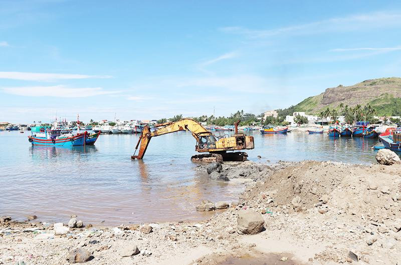 Dự án Vũng neo đậu tàu thuyền đảo Lý Sơn (giai đoạn 2) vẫn chưa hoàn thành sau 12 năm thi công.