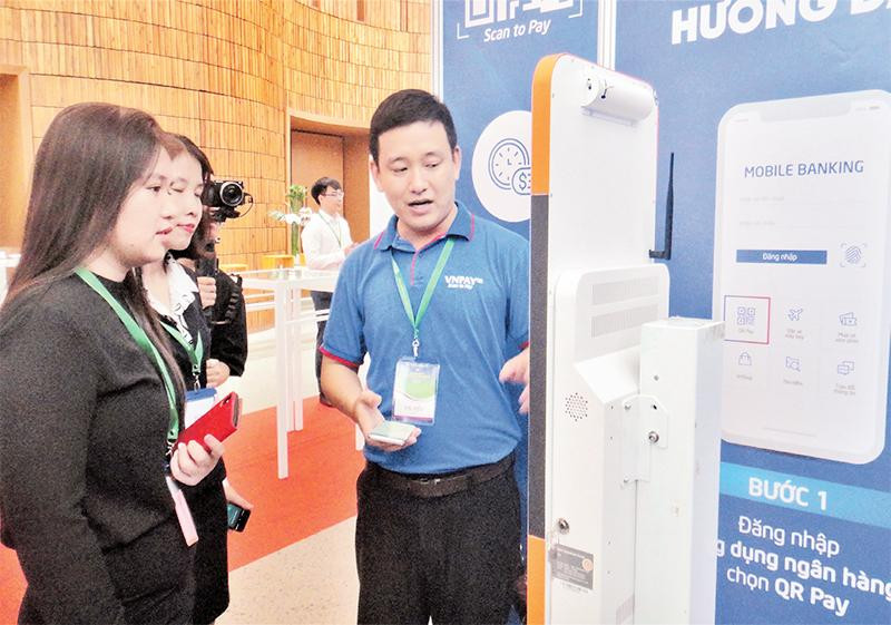 Giới thiệu các phương thức thanh toán điện tử tại Diễn đàn kinh tế Thành phố Hồ Chí Minh.