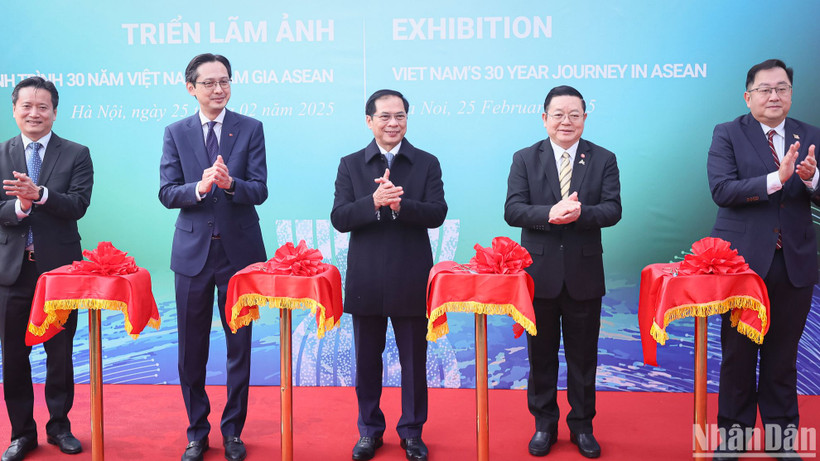 Phó Thủ tướng, Bộ trưởng Ngoại giao Bùi Thanh Sơn cùng các đại biểu cắt băng khai mạc triển lãm ảnh.