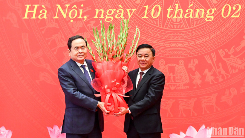 Thường trực Ban Bí thư Trần Cẩm Tú tặng hoa chúc mừng Bí thư Đảng ủy Quốc hội, Chủ tịch Quốc hội Trần Thanh Mẫn và Đảng bộ Quốc hội.