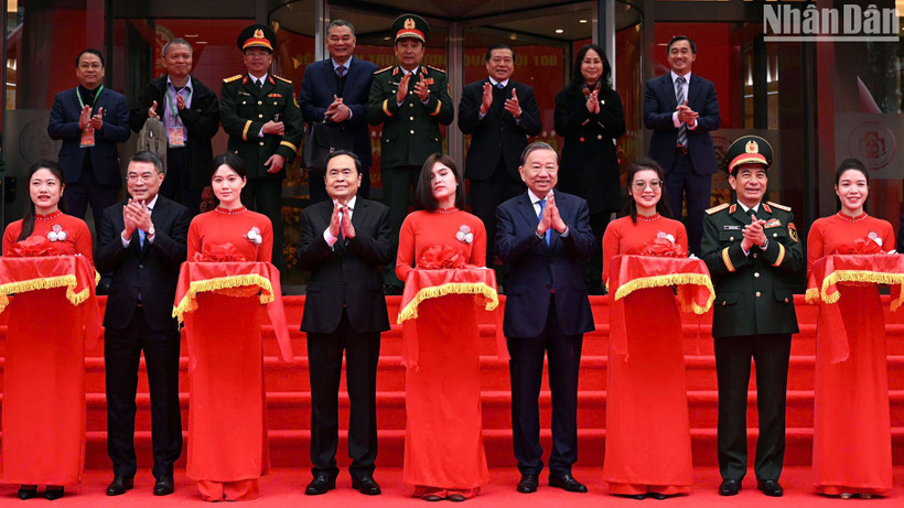 Tổng Bí thư Tô Lâm, Chủ tịch Quốc hội Trần Thanh Mẫn cùng các đồng chí lãnh đạo Đảng, Nhà nước thực hiện nghi thức khánh thành Viện Bảo vệ, chăm sóc sức khỏe cán bộ Trung ương. 