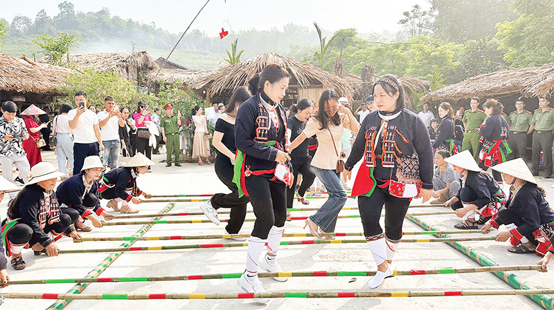 Khách du lịch được trải nghiệm những nét văn hóa đặc sắc khi đến với bản Miền của người Dao quần chẹt (huyện Ba Vì).