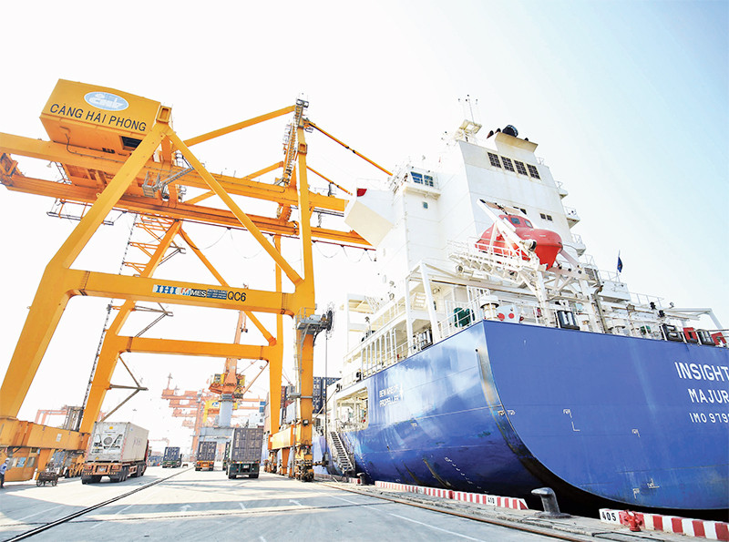 Bốc xếp hàng hóa xuất nhập khẩu tại Cảng Hải Phòng. (Ảnh DUY LINH)