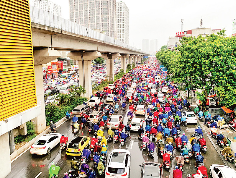 Giao thông ách tắc là vấn đề người dân phải đối mặt hằng ngày do hệ lụy phát sinh của đô thị có tốc độ phát triển nhanh như Hà Nội. (Ảnh ĐĂNG ANH)