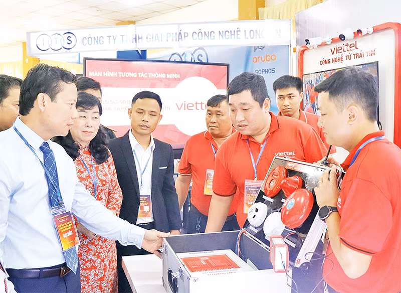 Lãnh đạo tỉnh Long An tham quan mô hình chuyển đổi số của Viettel đang triển khai trên địa bàn tỉnh.