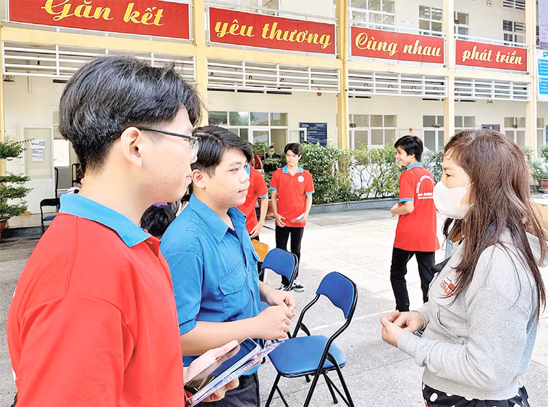 Đội tình nguyện viên của Trung tâm Giáo dục thường xuyên Chu Văn An tư vấn, giới thiệu thông tin với phụ huynh học sinh.