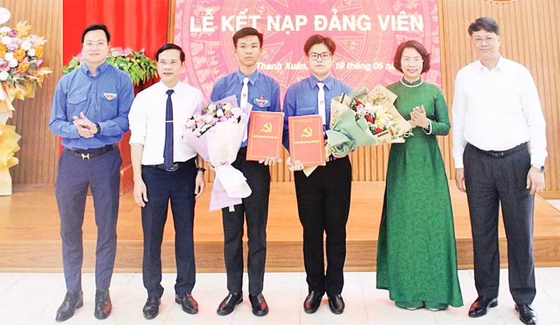 Lãnh đạo Quận ủy Thanh Xuân chúc mừng học sinh được kết nạp Đảng tại Chi bộ Trường THPT Trần Hưng Đạo-Thanh Xuân.