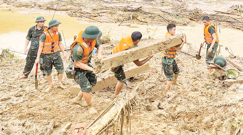 Bộ đội tìm kiếm nạn nhân và khắc phục hậu quả lũ quét ở Làng Nủ.