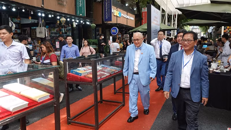 Các đại biểu tham quan Đường sách Thành phố Hồ Chí Minh.