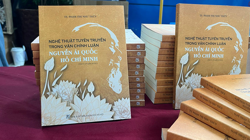 Bìa cuốn sách “Nghệ thuật tuyên truyền trong văn chính luận Nguyễn Ái Quốc-Hồ Chí Minh”.