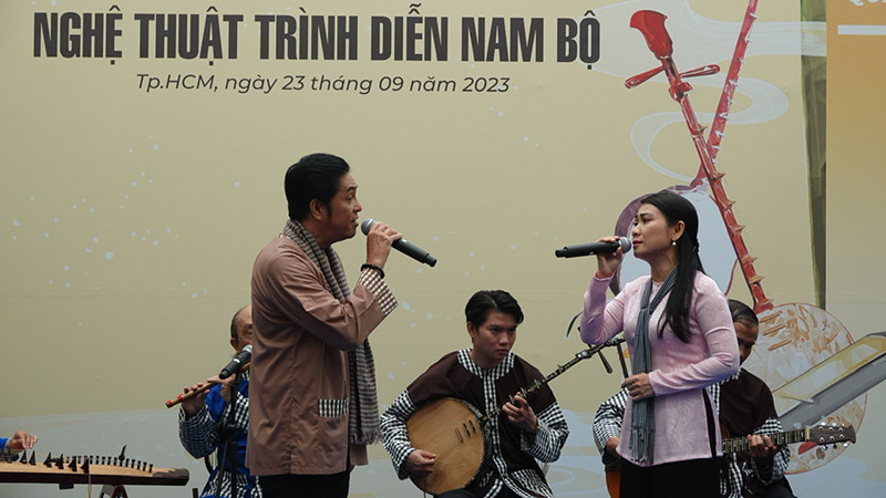 Các nghệ nhân trình bày hò lý Nam Bộ.
