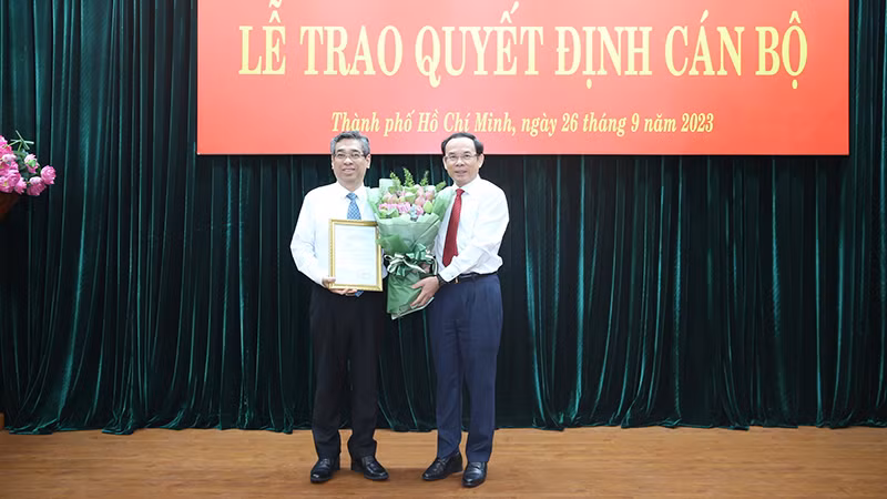 Đồng chí Nguyễn Văn Nên, Bí thư Thành ủy Thành phố Hồ Chí Minh trao quyết định cho đồng chí Nguyễn Phước Lộc. (Ảnh: Long Hồ)