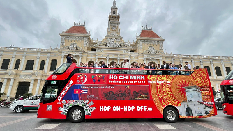 Xe buýt in hình ảnh lãnh tụ Fidel Castro phất cao lá cờ của Mặt trận Giải phóng Dân tộc miền Nam Việt Nam trên Đồi 241, tỉnh Quảng Trị.