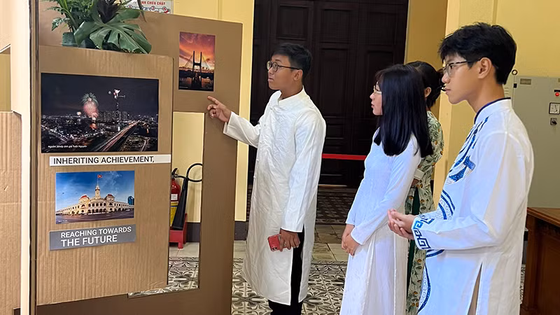 Khách tham quan trụ sở Hội đồng nhân dân và Ủy ban nhân dân Thành phố Hồ Chí Minh trong sáng 1/9.