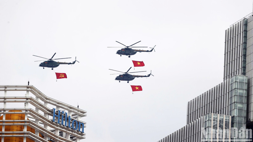 Đây là lần đầu tiên các phi phi công của lực lượng của nhiều đơn vị không quân của Quân chủng Phòng không-Không quân (Bộ Quốc phòng ) tiến hành nhiệm vụ bay kéo cờ xuất phát từ sân bay Biên Hòa ( Đồng Nai ) về Thành phố Hồ Chí Minh.