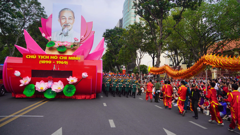 Người dân tập trung đông đảo trước đường Lê Duẩn từ rất sớm, háo hức chờ xem buổi sơ duyệt diễu binh, diễu hành chiều 25/4.