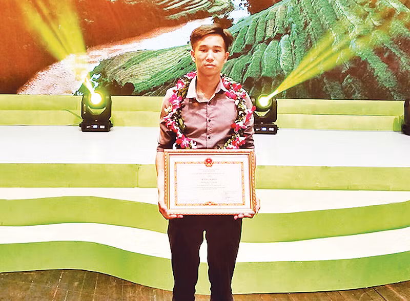 Nguyễn Văn Huỳnh giành được nhiều giải thưởng từ sáng kiến bếp nóng lạnh.