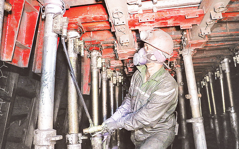 Lắp đặt hệ thống giá khung trong hầm lò, bảo đảm an toàn trước khi khai thác. Ảnh | PHẠM CỪ