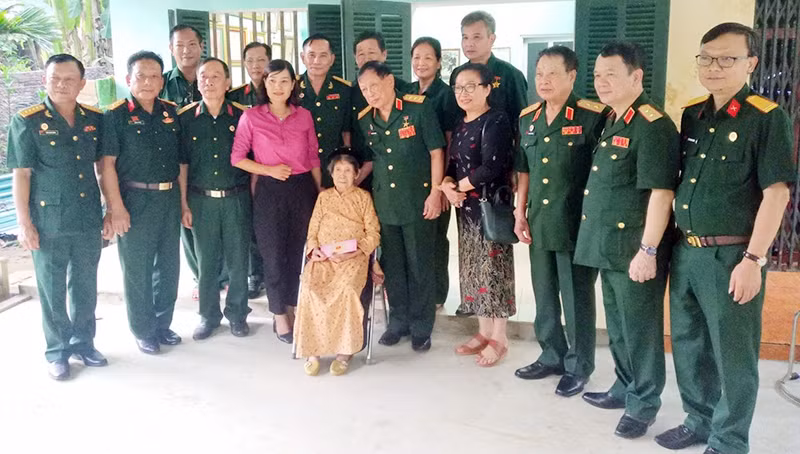 Đoàn công tác Trung ương Hội Cựu chiến binh Việt Nam thăm Bà mẹ Việt Nam Anh hùng Nguyễn Thị Nhớn, trú tại Tổ 9, phường Hưng Thành, thành phố Tuyên Quang, tỉnh Tuyên Quang.