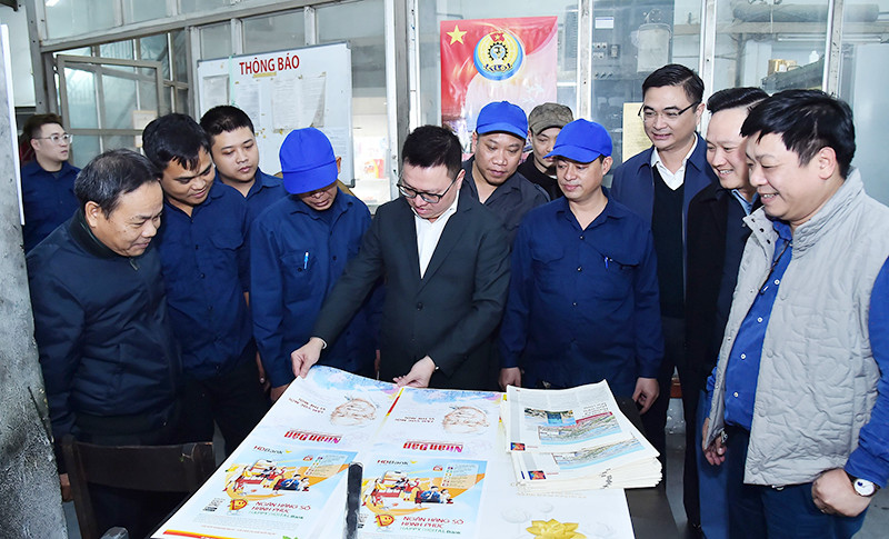 Tổng Biên tập Báo Nhân Dân Lê Quốc Minh cùng các đồng chí lãnh đạo Báo Nhân Dân, Công ty TNHH MTV In Báo Nhân Dân Hà Nội kiểm tra in Báo Nhân Dân Tết Quý Mão 2023. (Ảnh MỸ HÀ)
