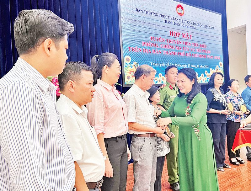 Lãnh đạo Mặt trận Tổ quốc thành phố trao biểu trưng tuyên dương các cá nhân có thành tích xuất sắc trong phòng, chống tội phạm, ma túy năm 2022. (Ảnh THẾ ANH)