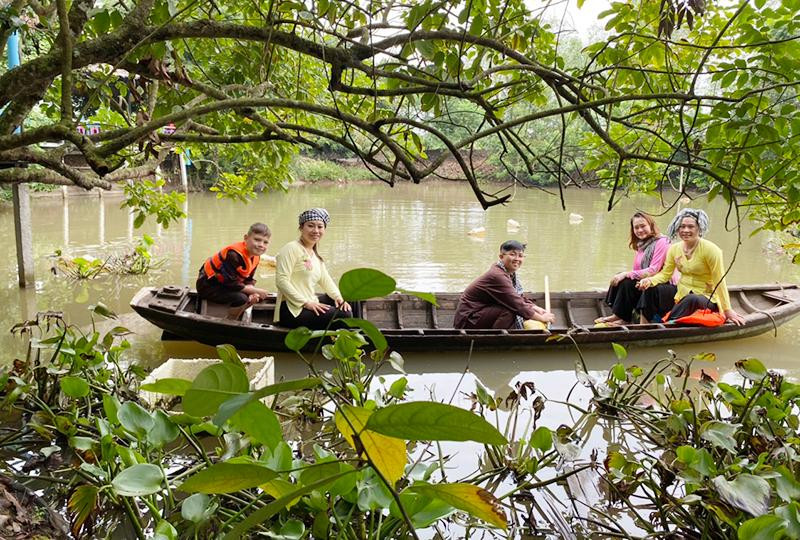 Khách du lịch tại cù lao Mây (Vĩnh Long). (Ảnh LAN ANH)