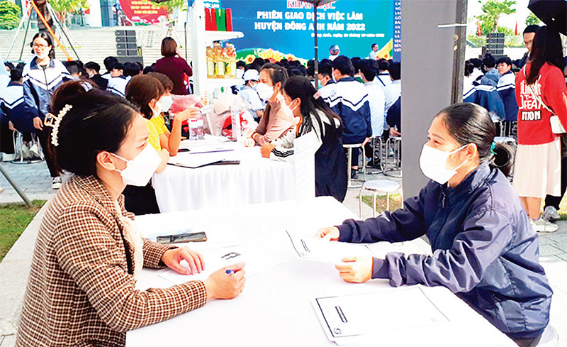 Tư vấn, tuyển dụng lao động làm việc ở các đơn vị dịch vụ, thương mại tại Sàn giao dịch việc làm vệ tinh huyện Đông Anh. (Ảnh MAI HOA)