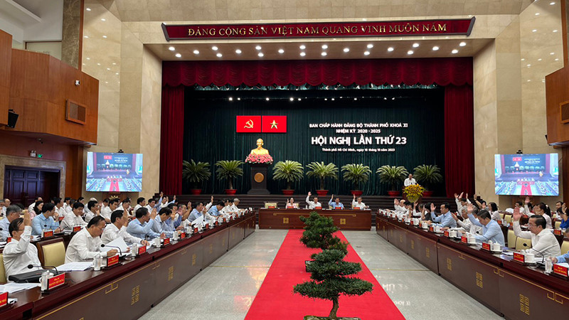Các đại biểu biểu quyết thông qua nội dung hội nghị.