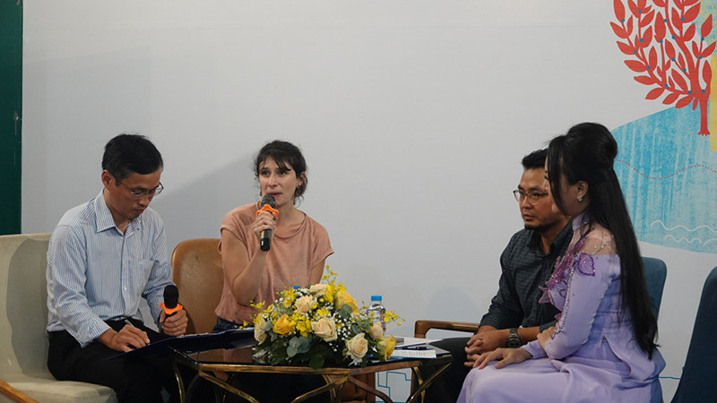 Tác giả Julie Lardon (thứ hai từ trái sang) trong buổi tọa đàm, giao lưu tối 5/10.