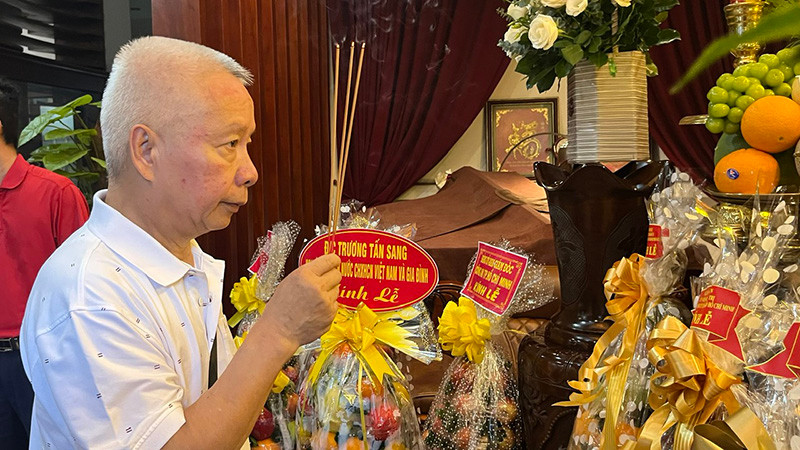 Nhiều lãnh đạo Trung ương, địa phương, người thân đã đến thắp hương tưởng nhớ cố Tổng Bí thư Trường Chinh.