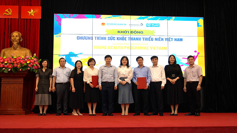 Các đại biểu chụp ảnh lưu niệm trong buổi khởi động chương trình. (Ảnh AstraZeneca).