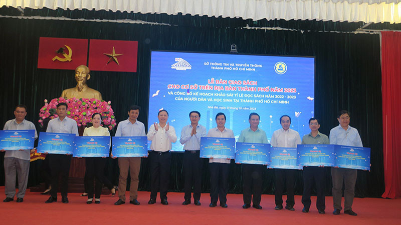 Trao tặng tủ sách lý luận chính trị, giáo dục truyền thống cho các quận, huyện, thành phố Thủ Đức.