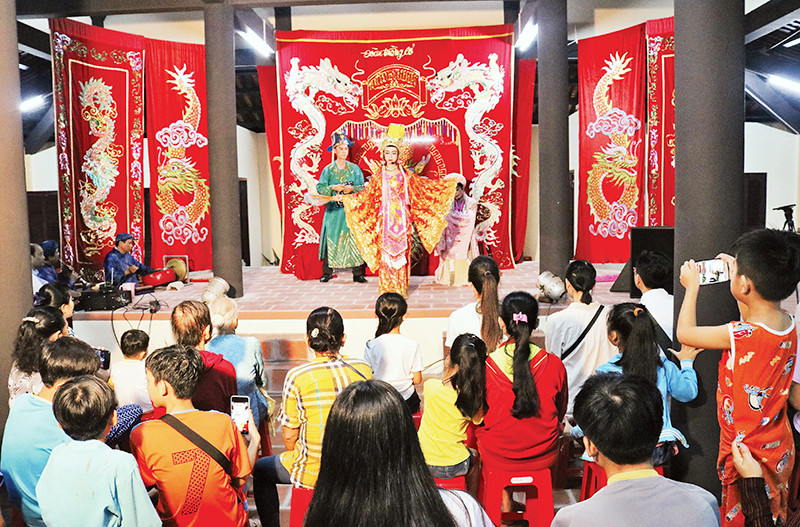 Mặc dù ra đời sớm nhất nhưng giờ đây "Hát bội" ngày càng ít người thưởng thức.