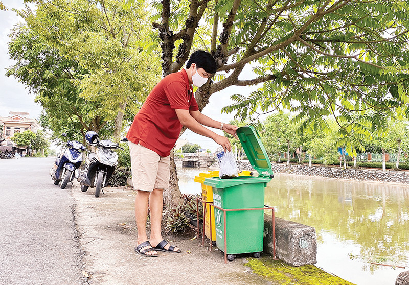 Thực hiện phân loại rác thải tại nguồn ở khu vực thị tứ, xã Nghĩa Thái, huyện Nghĩa Hưng.