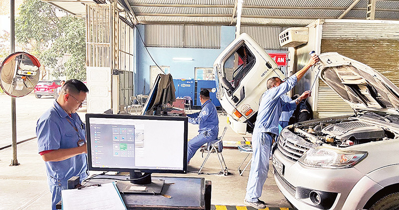 Nhân viên Trung tâm đăng kiểm xe cơ giới 19-01V kiểm tra xe.