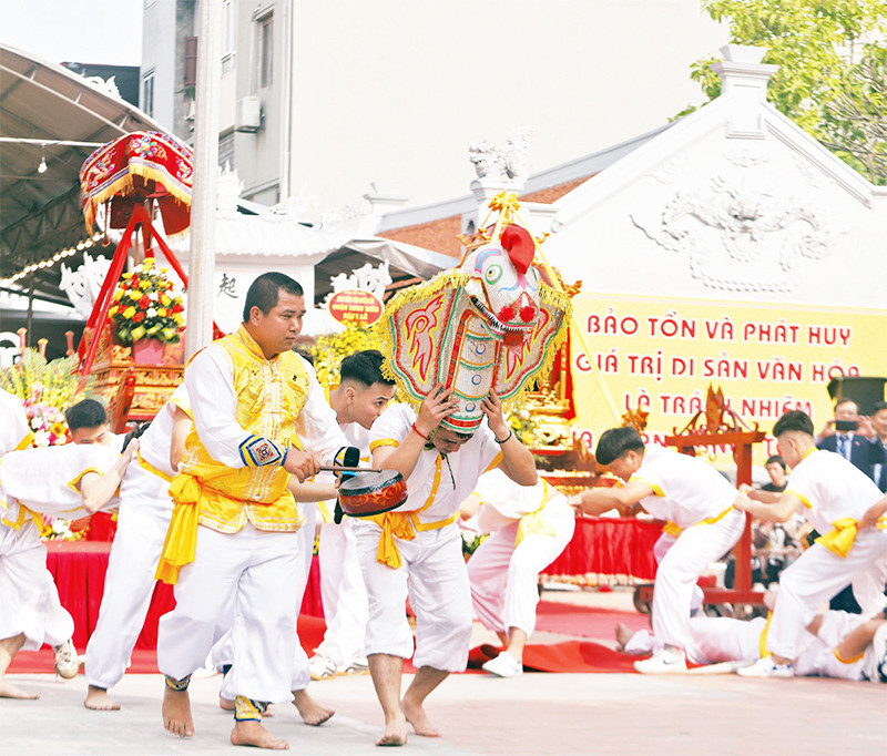 Màn múa lột rắn ở Trường Lâm là một nghi thức độc đáo.