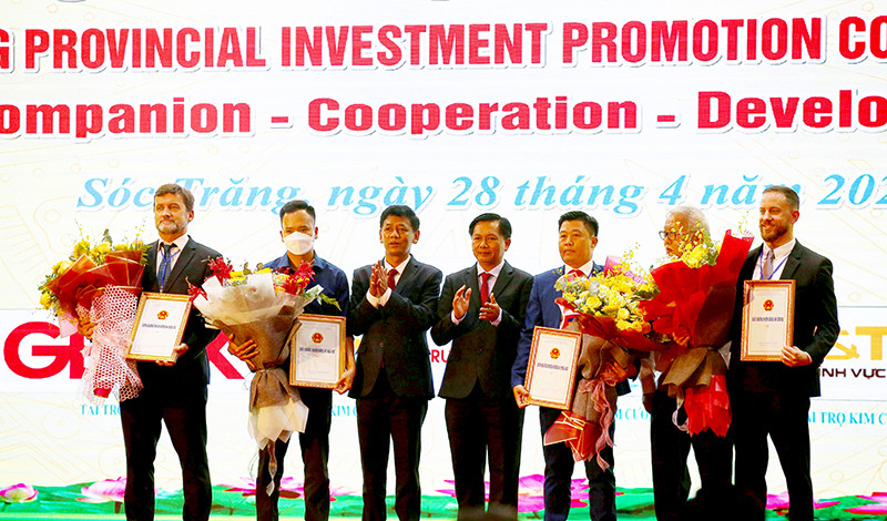 Lãnh đạo tỉnh Sóc Trăng trao giấy phép cho các dự án đầu tư ký kết năm 2022.