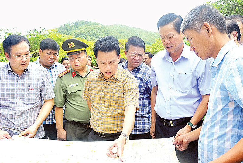 Các đồng chí lãnh đạo tỉnh Hà Giang kiểm tra bản đồ hướng tuyến cao tốc Tuyên Quang-Hà Giang. 